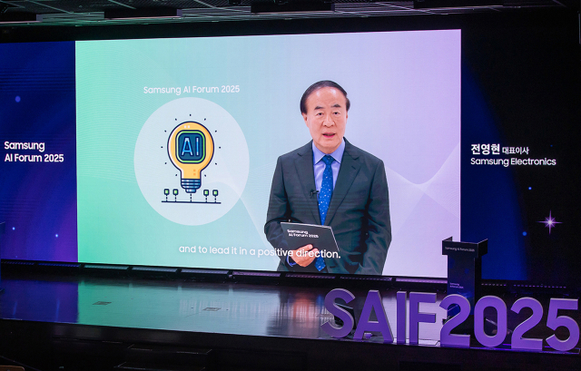 삼성전자 전영현 대표이사 부회장이 15일 경기도 용인 삼성전자 더 유니버스에서 진행된 ‘삼성 AI 포럼 2025’에서 개회사를 하고 있다.삼성전자 제공