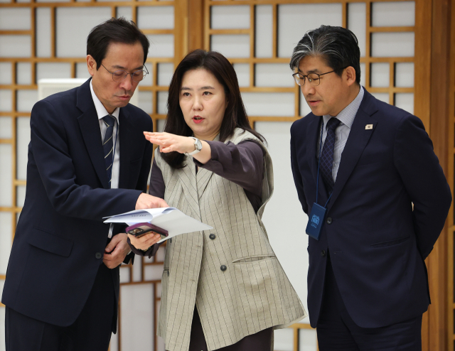 우상호 정무수석(왼쪽부터)·강유정 대변인·류덕현 재정기획보좌관이 15일 용산 대통령실에서 열린 위촉장 및 임명장 수여식에서 이야기를 나누고 있다. 연합뉴스