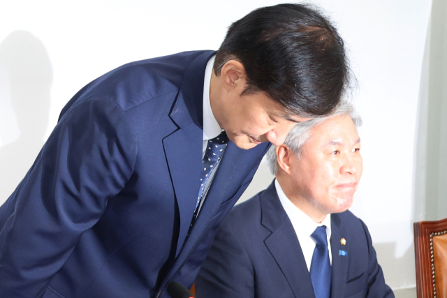 조국혁신당 조국 비상대책위원장이 15일 서울 여의도 국회에서 열린 비상대책위원회의에서 인사하고 있다. 연합뉴스