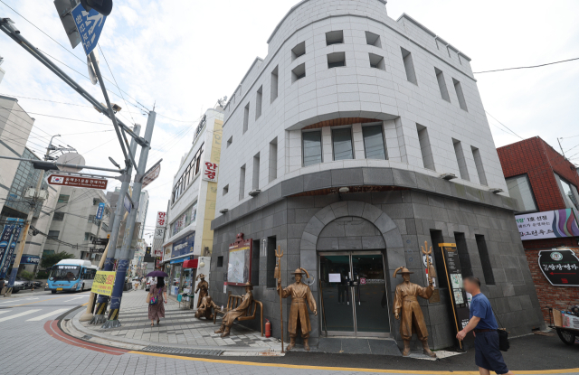 부산 동래구 동래경찰서 옛 수안치안센터 건물이 공실로 방치되고 있다. 이재찬 기자 chan@