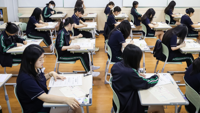 2026학년도 대학수학능력시험 9월 모의평가가 실시된 지난 3일 부산 금정구 부산대사범대학부설고등학교 3학년 교실에서 수험생들이 문제를 풀고 있다. 김종진 기자 kjj1761@