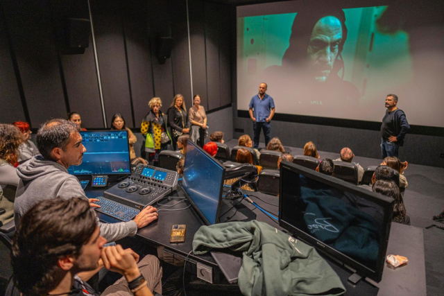 지난해 11월 스페인 테라사에서 열린 2024 유네스코 창의도시 네트워크 영화분야 서브네트워크 회의에서 각국 대표단이 현지 영상후반작업시설을 둘러보고 있다. 영화의전당 제공