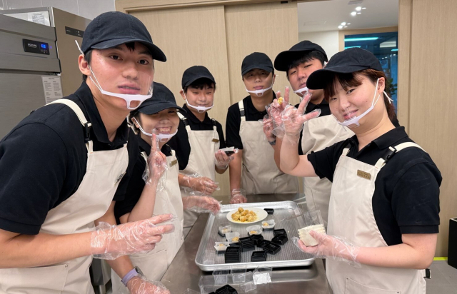 ‘레터하우스’의 크루 유한서, 차예진, 김용운, 신동휘, 조재원, 박정은(왼쪽부터) 씨가 과자를 만들고 있다.