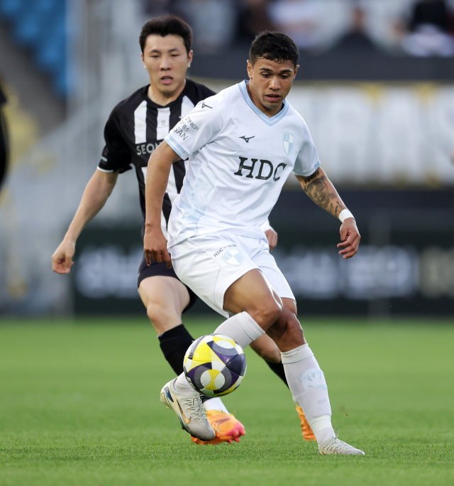 부산아이파크의 빌레로(오른쪽)가 지난 14일 열린 안산 그리너스와의 경기에서 팀이 넣은 3골에 모두 관여하는 등 공격의 핵심으로 자리매김하고 있다. 부산아이파크 제공