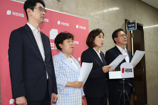 국민의힘 나경원 의원 등 국회 법제사법위원회 위원들이 15일 서울 여의도 국회에서 조희대 대법원장에 대한 여당의 사퇴 요구 등과 관련해 입장을 밝히고 있다. 왼쪽부터 주진우·조배숙·나경원·송석준 의원. 연합뉴스