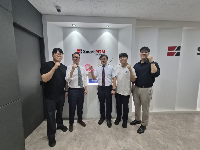 스마트엠투엠 김호원(가운데) 대표와 직원들이 파이팅을 외치고 있다. 스마트엠투엠 제공