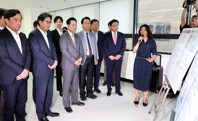 국민의힘 장동혁 대표가 15일 오전 해양수산부 임시청사로 정해진 부산 동구 수정동 IM빌딩을 방문해 부산시 관계자로부터 해수부 이전 관련 브리핑을 받고 있다. 정종회 기자 jjh@