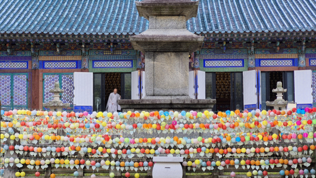 경북 김천시 직지사 비로전 앞 석탑 주위에 많은 소망등이 달려 이색적인 풍경을 연출한다. 남태우 기자