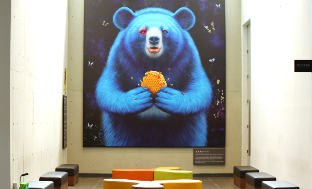 김천시립박물관 1층 로비 벽에 달린 반달가슴곰 오삼이 그림. 남태우 기자