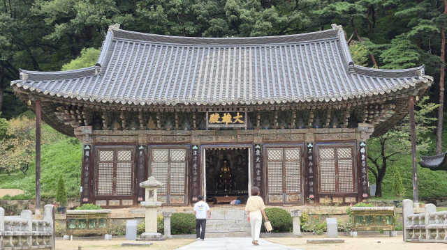 한 부부 신도가 경북 김천시 직지사 대웅전을 향해 걸어가고 있다. 남태우 기자