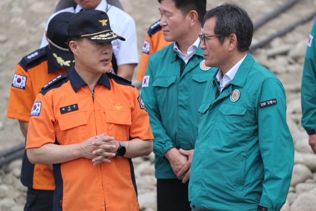 지난 12일 허석곤 소방청장(왼쪽)과 김홍규 강릉시장이 강원 강릉시 홍제동 남대천 임시 취수정을 살펴보고 있다. 연합뉴스