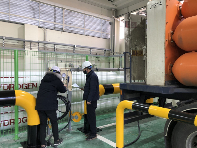 수소충전소에서 누출을 점검하는 모습. 부산일보DB