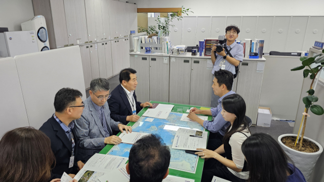 양산시가 15일 해양수산부를 찾아 이재명 대통령 공약인 ‘UN 국제물류센터’ 양산 유치를 위해 논의를 하고 있다. 김태권 기자