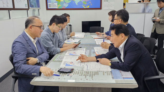 양산시가 15일 국토교통부를 찾아 예타 중인 동남권 순환 광역철도의 조속 통과를 요청하고 있다.김태권 기자