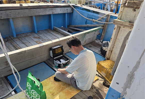 한국해양교통안전공단(KOMSA)이 지난 8월 현장 실증 시험을 마친 디지털 경사시험기를 통해 선미 경사를 측정하는 모습. KOMSA 제공