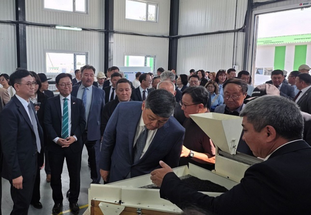 한국농어촌공사는 지난 10일 키르기스스탄 추이주에서 ‘키르기스스탄 채소종자 생산기반 구축사업’ 준공식을 열었다고 15일 밝혔다. 키르기스스탄 관계자가 채소 종자를 살펴보고 있다. 한국농어촌공사 제공