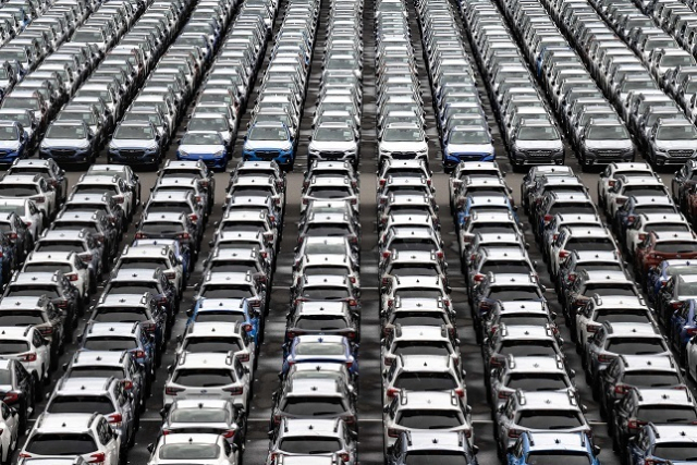 일본이 자동차에 대한 품목관세를 27.5%에서 15%로 낮추는 것을 미국과 합의함에 따라 한국 자동차 업계가 미국시장에서 가격경쟁력이 떨어지게 됐다. 사진은 일본 가나가와현 요코하마의 다이코쿠 부두에 주차된 차량들. 연합뉴스