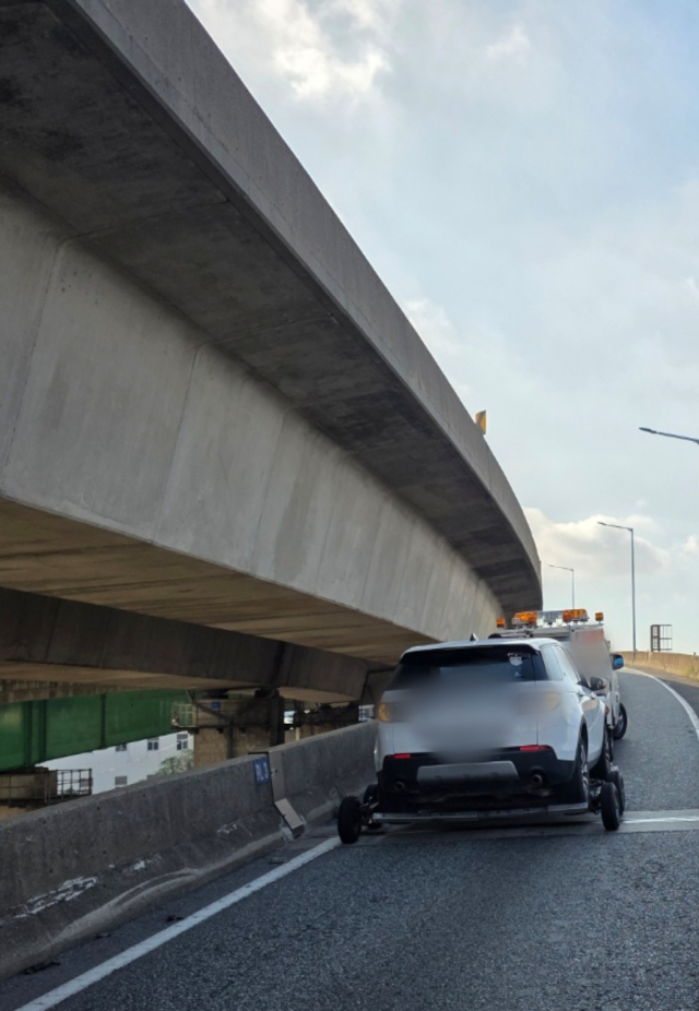 16일 오전 7시 28분께 부산 남구 부두순환로 우암램프 중간 지점(감만동 방면)에서 SUV 차량이 운행 중 고장으로 멈춰서 있다. 남부경찰서 제공