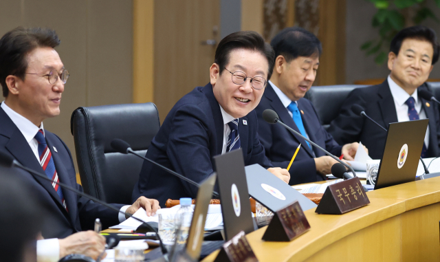 이재명 대통령이 16일 정부세종청사에서 열린 제42회 국무회의에서 참석자 발언을 듣고 있다. 연합뉴스