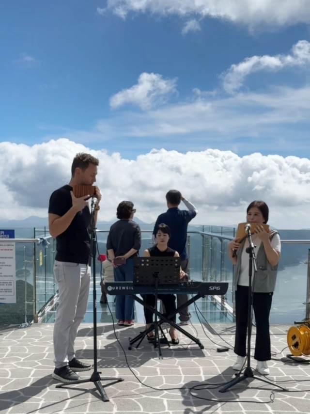 지난 14일 세계적인 팬플루티스트 ‘라두 네키포르’가 통영케이블카 스카이워크 전망대에서 깜짝 공연을 펼쳤다. 통영관광개발공사 제공