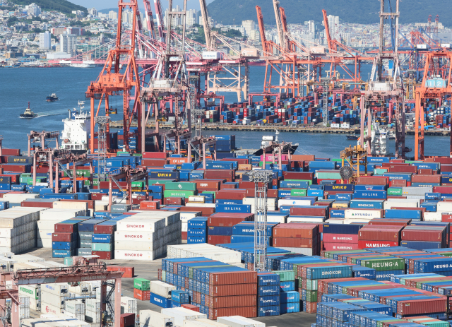 지난 8월 수출보다 수입이 더 큰 폭으로 줄면서 우리나라 경상수지가 28개월째 흑자 기조를 이어갔다. 부산항 신선대부두, 감만부두에 컨테이너가 가득 쌓여 있는 모습. 연합뉴스