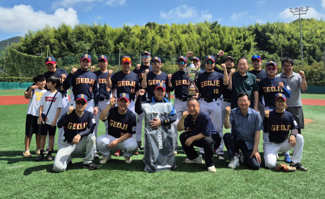 거제시 야구 대표팀이 ‘제22회 경남야구협회장기 생활체육 야구대회’ 우승을 차지했다. 거제시야구협회 제공