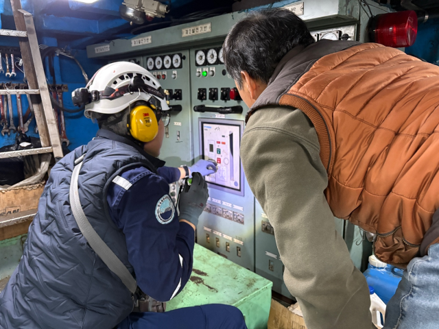 한국해양교통안전공단은 가을 성어기를 맞아 경남권 최대 수산업 전진기지인 경남 통영에서 어선 사고 예방 활동을 펼쳤다. 공단 검사원이 선박 설비를 점검하고 있다. 공단 제공