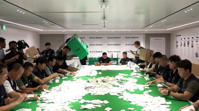 금속노조 현대자동차지부가 올해 임금·단체협상 잠정합의안에 대한 조합원 찬반 투표를 마무리 한 후 개표 작업을 벌이고 있다. 금속노조 현대차지부 제공