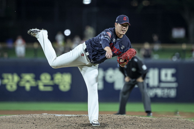 롯데 자이언츠 나균안이 지난 9일 부산 사직야구장에서 열린 2025 프로야구 한화 이글스전에서 투구하고 있다. 롯데 자이언츠 제공