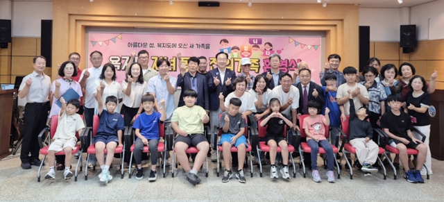 통영시와 욕지학교살리기추진위원회는 16일 욕지도 공공도서관 시청각실에서 자녀동반 전입가족 환영식을 열었다. 통영시 제공