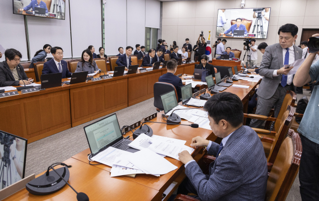 16일 국회에서 열린 국회 외교통일위원회 전체회의에서 여야 의원들이 2025년도 국정감사계획서를 일괄 상정해 의결하고 있다. 연합뉴스