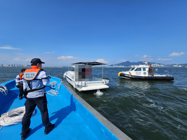 부산 해양경찰이 모래톱에 얹힌 모터보트를 구출하는 모습. 부산해양경찰서 제공
