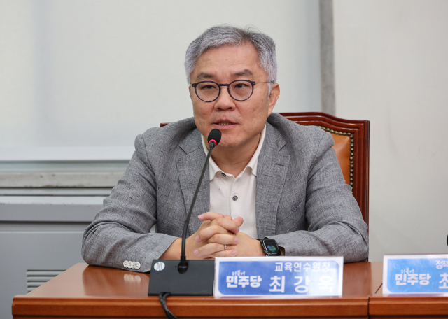 더불어민주당 최강욱 교육연수원장이 지난달 22일 국회에서 열린 최고위원회의에 참석해 발언하고 있다. 연합뉴스