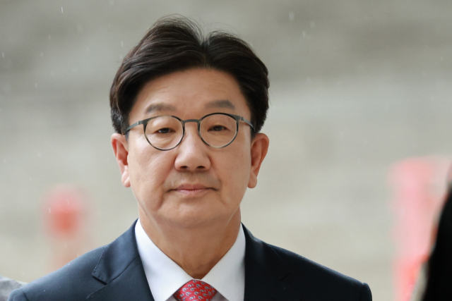 윤석열 정부와 통일교 간 '정교 유착'의 발단으로 지목된 국민의힘 권성동 의원이 16일 서울 서초구 서울중앙지법에서 열린 구속 전 피의자 심문(영장실질심사)에 출석하고 있다. 연합뉴스