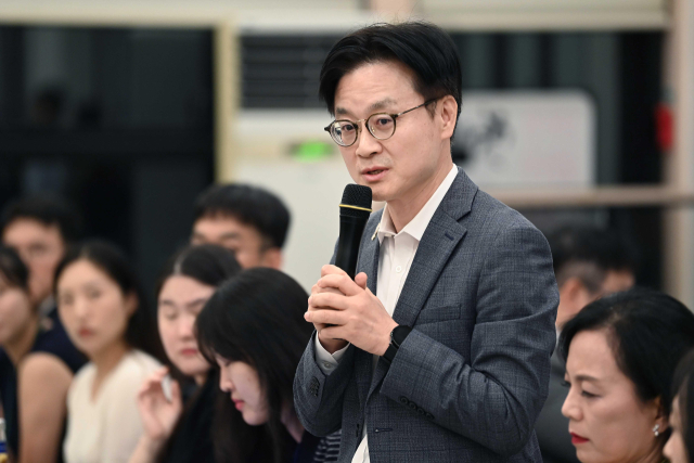 김정관 산업통상자원부 장관이 지난 16일 저녁 세종에서 열린 기자간담회에서 발언하고 있다. 산업부 제공