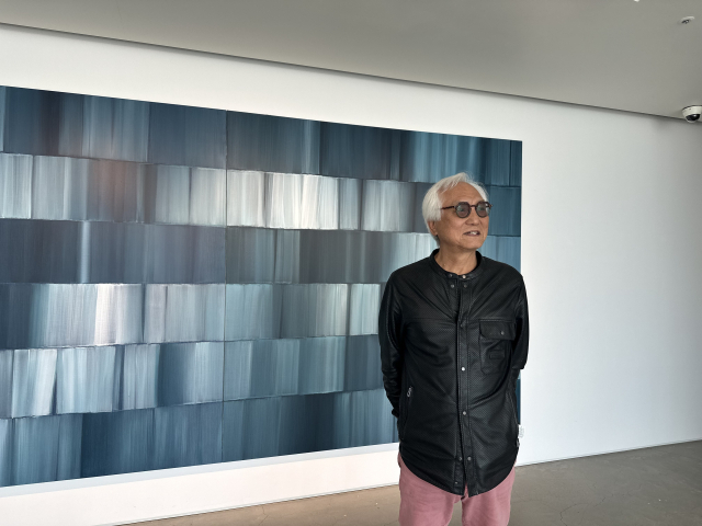 지난 9일 부산 해운대구 오케이앤피 부산에서 개막한 ‘A Certain Scenery’(어떤 풍경) 전시 오프닝에 참석한 심문섭 작가. 김은영 기자 key66@