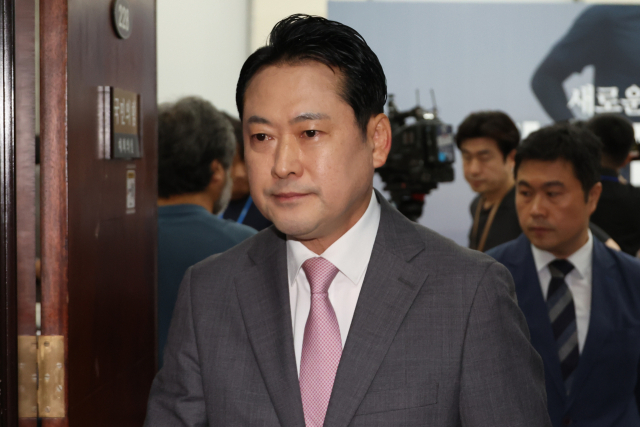 국민의힘 장동혁 대표가 17일 서울 여의도 국회에서 권성동 의원 구속 등 현안 관련 기자간담회를 마친 뒤 나가고 있다. 연합뉴스