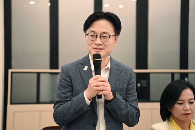 김정관 산업통상자원부 장관이 지난 16일 저녁 세종에서 열린 기자간담회에서 발언하고 있다. 산업부 제공