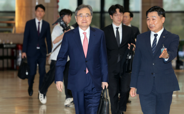 조현 외교부 장관이 17일 서울 강서구 김포국제공항에서 중국 베이징으로 출국하고 있다. 이날 조 장관은 왕이 중국공산당 중앙외사판공실 주임 겸 외교부장과 한중 외교장관 회담을 갖고, 시진핑 중국 국가주석의 경주 아시아태평양경제협력체 정상회의 방한 계획이 중점적으로 다뤄질 것으로 예상된다. 연합뉴스