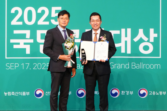 부산디지털자산거래소(Bdan·비단) 김상민 대표이사(오른쪽)가 17일 서울 중구 플라자호텔에서 진행된 ‘2025 국민공감대상’ 시상식에서 과학기술정보통신부 장관상을 수상하고 기념 촬영을 하고 있다. 비단 제공
