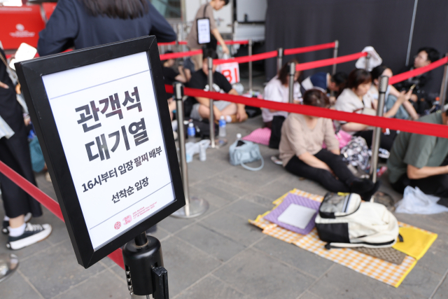 제30회 부산국제영화제가 개막한 17일 오전 부산 해운대구 영화의전당 야외광장 드랍존 관객석 대기열이 일찌감치 자리를 잡은 관객들로 북적이고 있다. 정성운 인턴기자