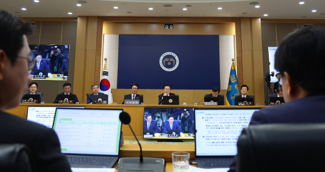 이재명 대통령이 지난 16일 정부세종청사에서 열린 제42회 국무회의에서 최교진 사회부총리 겸 교육부 장관의 발언을 듣고 있다. 연합뉴스