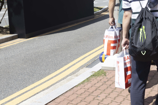 제30회 부산국제영화제가 개막한 17일 부산 해운대구 영화의전당 주변에서는 굿즈를 구매한 영화팬들을 쉽게 만날 수 있었다. 이지원 인턴기자