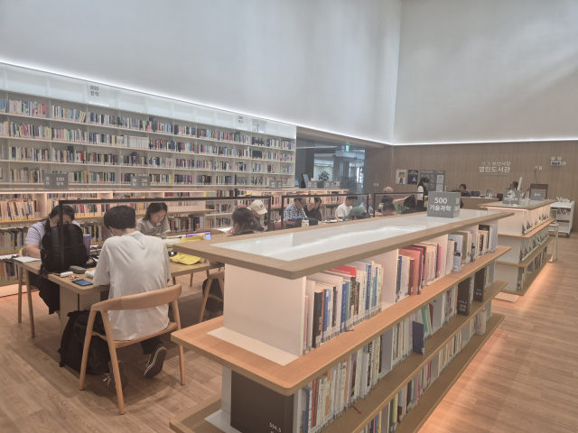 17일 부산 연제구 부산시청열린도서관을 이용하는 시민들. 김동우 기자 friend@