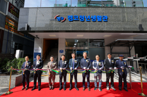 2025년 9월 17일 부산광역시 남구에서 개최된 「캠코 청년 생활관」 준공식에서 정정훈 캠코 사장(사진 오른쪽에서 다섯번째)이 한동욱 국토교통부 혁신도시발전추진단 혁신도시지원협력과장(사진 오른쪽에서 네번째), 오은택 부산광역시 남구청장(사진 왼쪽에서 네번째) 등 관계자들과 기념촬영을 하고 있다.