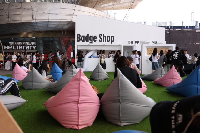 개막식을 기다리며 빈백에 기대어 휴식을 취하는 관객들. 정성운 인턴기자