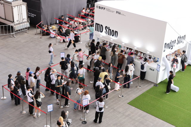 17일 제30회 부산국제영화제가 열린 부산 해운대구 영화의전당에 굿즈를 사려는 영화팬들이 줄을 서있다. 정성운 인턴기자