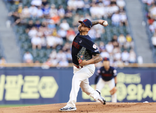 롯데 자이언츠 선발투수 벨라스케즈가 지난 8월 19일 서울 잠실야구장에서 열린 2025 프로야구 LG 트윈스전에서 공을 던지고 있다. 연합뉴스