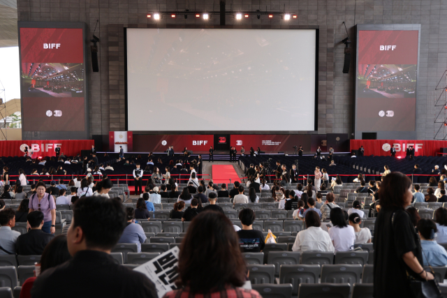 개막식을 기다리는 관객들. 정성운 인턴기자