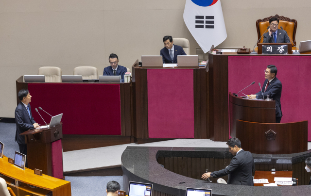 국민의힘 이헌승 의원이 17일 국회 본회의에서 경제에 관한 대정부 질문을 하고 있다. 연합뉴스
